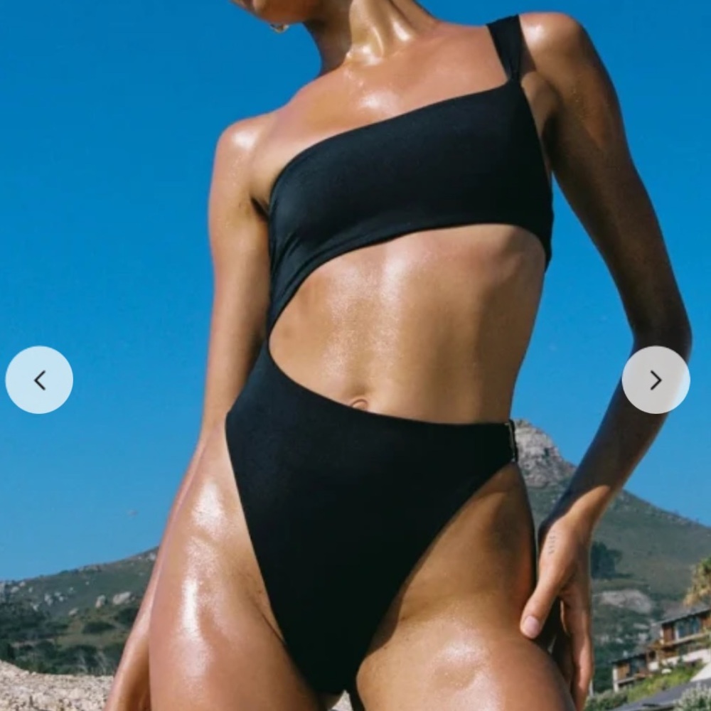 Away that day black monokini
